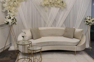 Mur décoratif sur le thème des années 90 avec graffitis colorés, ballons blancs et dorés, et accessoires rétro.