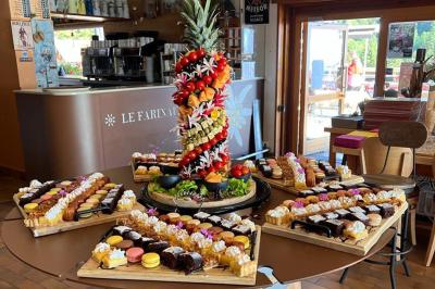 Miniature Location salle Theys (Isère) - Le Farinaud #6 Vue d'une forêt dense avec des montagnes verdoyantes et un ciel partiellement nuageux en arrière-plan.