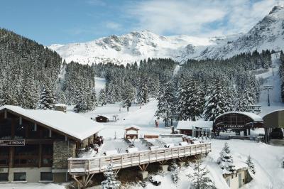 Miniature Location salle Theys (Isère) - Le Farinaud #17 Vue d'une forêt dense avec des montagnes verdoyantes et un ciel partiellement nuageux en arrière-plan.