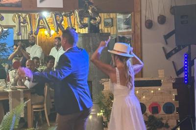 Miniature Location salle Theys (Isère) - Le Farinaud #12 Vue d'une forêt dense avec des montagnes verdoyantes et un ciel partiellement nuageux en arrière-plan.