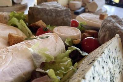Miniature Location salle Theys (Isère) - Le Farinaud #20 Vue d'une forêt dense avec des montagnes verdoyantes et un ciel partiellement nuageux en arrière-plan.
