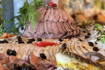 Miniature Location salle Theys (Isère) - Le Farinaud #21 Vue d'une forêt dense avec des montagnes verdoyantes et un ciel partiellement nuageux en arrière-plan.