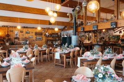 Miniature Location salle Theys (Isère) - Le Farinaud #2 Vue d'une forêt dense avec des montagnes verdoyantes et un ciel partiellement nuageux en arrière-plan.
