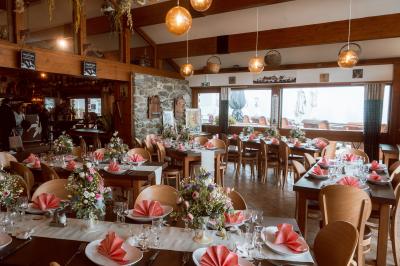 Miniature Location salle Theys (Isère) - Le Farinaud #3 Vue d'une forêt dense avec des montagnes verdoyantes et un ciel partiellement nuageux en arrière-plan.