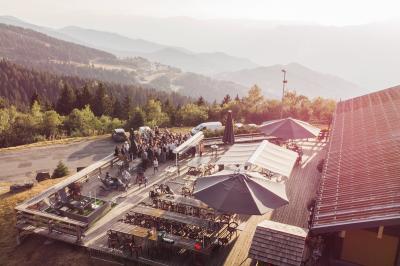 Miniature Location salle Theys (Isère) - Le Farinaud #13 Vue d'une forêt dense avec des montagnes verdoyantes et un ciel partiellement nuageux en arrière-plan.