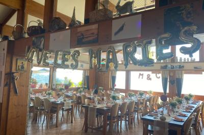 Miniature Location salle Theys (Isère) - Le Farinaud #14 Vue d'une forêt dense avec des montagnes verdoyantes et un ciel partiellement nuageux en arrière-plan.