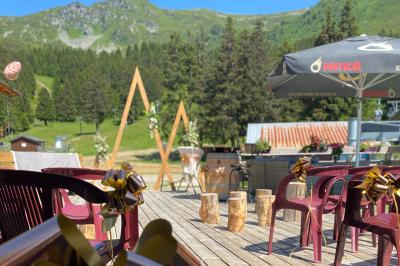 Miniature Location salle Theys (Isère) - Le Farinaud #9 Vue d'une forêt dense avec des montagnes verdoyantes et un ciel partiellement nuageux en arrière-plan.