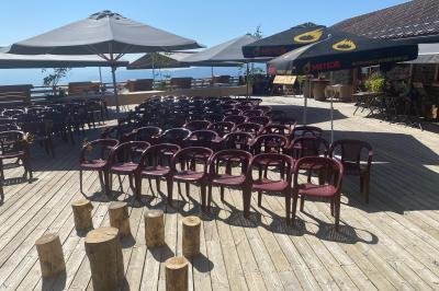 Miniature Location salle Theys (Isère) - Le Farinaud #8 Vue d'une forêt dense avec des montagnes verdoyantes et un ciel partiellement nuageux en arrière-plan.