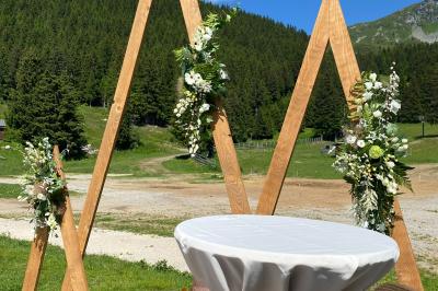 Miniature Location salle Theys (Isère) - Le Farinaud #10 Vue d'une forêt dense avec des montagnes verdoyantes et un ciel partiellement nuageux en arrière-plan.