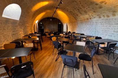 Branches d'arbre noueuses et feuillage dense éclairés par la lumière naturelle.