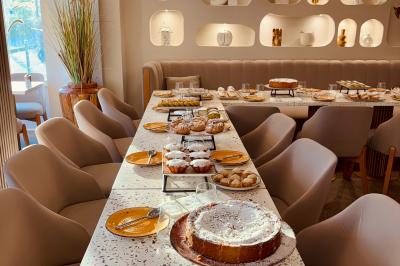 Des personnes dînent et discutent dans un restaurant lumineux à la décoration moderne et chaleureuse.