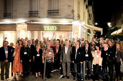 Des personnes dînent et discutent dans un restaurant lumineux à la décoration moderne et chaleureuse.