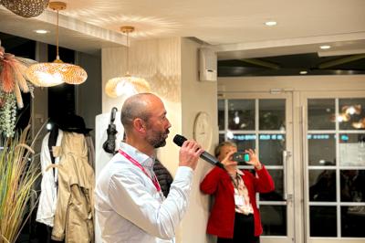 Des personnes dînent et discutent dans un restaurant lumineux à la décoration moderne et chaleureuse.