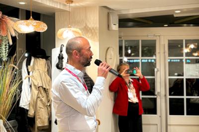 Des personnes assises à des tables dans un restaurant, discutant et partageant un repas dans une ambiance conviviale.