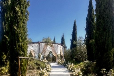 Salle à manger et salon avec table en bois, canapés clairs, lampes suspendues et lumière naturelle.