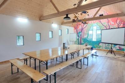 Miniature Location salle Crozets (Jura) - Domaine Le Coupet #7 Un groupe de personnes tenant des torches allumées, rassemblées dehors la nuit près d'une cabane en bois.