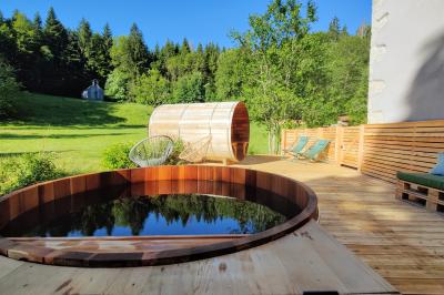 Miniature Location salle Crozets (Jura) - Domaine Le Coupet #3 Un groupe de personnes tenant des torches allumées, rassemblées dehors la nuit près d'une cabane en bois.