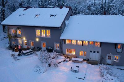 Miniature Location salle Crozets (Jura) - Domaine Le Coupet #5 Un groupe de personnes tenant des torches allumées, rassemblées dehors la nuit près d'une cabane en bois.