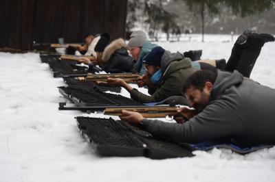 Miniature Location salle Crozets (Jura) - Domaine Le Coupet #14 Un groupe de personnes tenant des torches allumées, rassemblées dehors la nuit près d'une cabane en bois.
