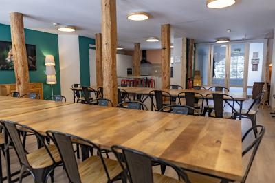 Miniature Location salle Crozets (Jura) - Domaine Le Coupet #6 Un groupe de personnes tenant des torches allumées, rassemblées dehors la nuit près d'une cabane en bois.