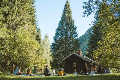 Miniature Location salle Crozets (Jura) - Domaine Le Coupet #10 Un groupe de personnes tenant des torches allumées, rassemblées dehors la nuit près d'une cabane en bois.