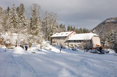Miniature Location salle Crozets (Jura) - Domaine Le Coupet #17 Un groupe de personnes tenant des torches allumées, rassemblées dehors la nuit près d'une cabane en bois.