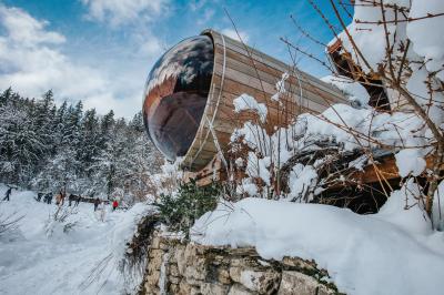 Miniature Location salle Crozets (Jura) - Domaine Le Coupet #18 Un groupe de personnes tenant des torches allumées, rassemblées dehors la nuit près d'une cabane en bois.
