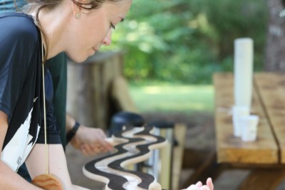 Miniature Location salle Crozets (Jura) - Domaine Le Coupet #19 Un groupe de personnes tenant des torches allumées, rassemblées dehors la nuit près d'une cabane en bois.