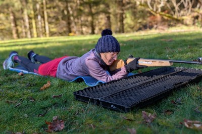 Miniature Location salle Crozets (Jura) - Domaine Le Coupet #20 Un groupe de personnes tenant des torches allumées, rassemblées dehors la nuit près d'une cabane en bois.