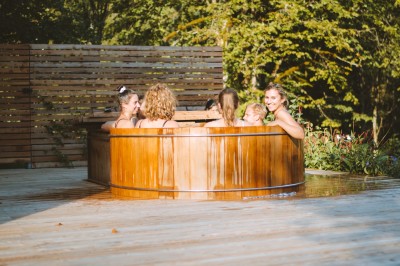 Miniature Location salle Crozets (Jura) - Domaine Le Coupet #4 Un groupe de personnes tenant des torches allumées, rassemblées dehors la nuit près d'une cabane en bois.