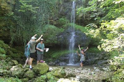Miniature Location salle Crozets (Jura) - Domaine Le Coupet #12 Un groupe de personnes tenant des torches allumées, rassemblées dehors la nuit près d'une cabane en bois.