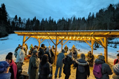 Miniature Location salle Crozets (Jura) - Domaine Le Coupet #25 Un groupe de personnes tenant des torches allumées, rassemblées dehors la nuit près d'une cabane en bois.