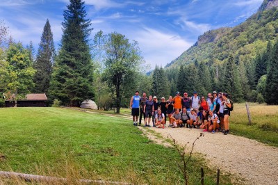 Miniature Location salle Crozets (Jura) - Domaine Le Coupet #11 Un groupe de personnes tenant des torches allumées, rassemblées dehors la nuit près d'une cabane en bois.