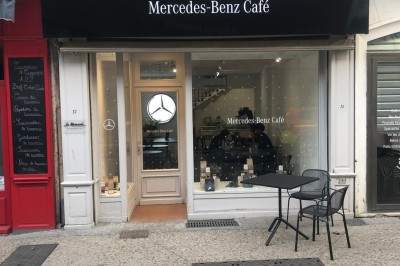 Comptoir blanc avec logo ’Medtronic’ sur une terrasse ensoleillée, entouré de plantes et vue sur des bâtiments historiques.