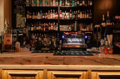 Texte sur un mur en briques indiquant les capacités d'accueil de trois espaces : salle principale, salle au fond, terrasse.