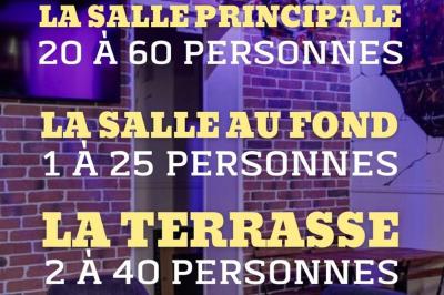 Texte sur un mur en briques indiquant les capacités d'accueil de trois espaces : salle principale, salle au fond, terrasse.