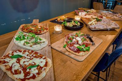Une rangée de bouteilles de vin variées alignées sur un comptoir en bois, avec un bar en arrière-plan.