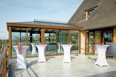 Miniature Location salle Saint-Samson-de-la-Roque (Eure) - Manoir Néo Normand #4 Aire de jeux en bois sur sol sablonneux, entourée de verdure et située près de bâtiments ruraux sous un ciel bleu.