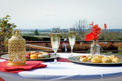 Miniature Location salle Saint-Samson-de-la-Roque (Eure) - Manoir Néo Normand #9 Aire de jeux en bois sur sol sablonneux, entourée de verdure et située près de bâtiments ruraux sous un ciel bleu.