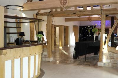 Miniature Location salle Saint-Samson-de-la-Roque (Eure) - Manoir Néo Normand #11 Aire de jeux en bois sur sol sablonneux, entourée de verdure et située près de bâtiments ruraux sous un ciel bleu.