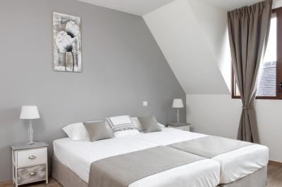 Miniature Location salle Saint-Samson-de-la-Roque (Eure) - Manoir Néo Normand #13 Aire de jeux en bois sur sol sablonneux, entourée de verdure et située près de bâtiments ruraux sous un ciel bleu.