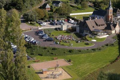 Miniature Location salle Saint-Samson-de-la-Roque (Eure) - Manoir Néo Normand #12 Aire de jeux en bois sur sol sablonneux, entourée de verdure et située près de bâtiments ruraux sous un ciel bleu.