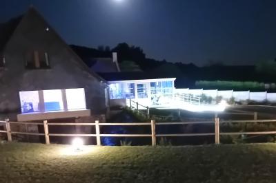 Miniature Location salle Saint-Samson-de-la-Roque (Eure) - Manoir Néo Normand #16 Aire de jeux en bois sur sol sablonneux, entourée de verdure et située près de bâtiments ruraux sous un ciel bleu.