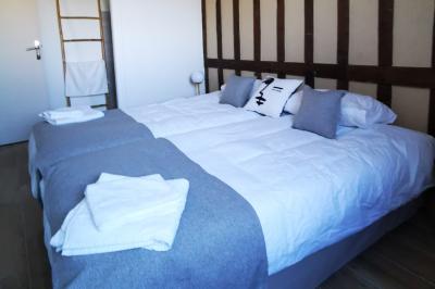 Miniature Location salle Saint-Samson-de-la-Roque (Eure) - Manoir Néo Normand #21 Aire de jeux en bois sur sol sablonneux, entourée de verdure et située près de bâtiments ruraux sous un ciel bleu.