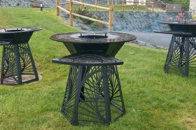 Miniature Location salle Saint-Samson-de-la-Roque (Eure) - Manoir Néo Normand #24 Aire de jeux en bois sur sol sablonneux, entourée de verdure et située près de bâtiments ruraux sous un ciel bleu.