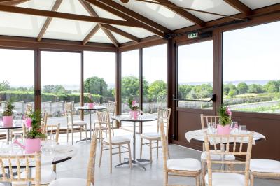 Miniature Location salle Saint-Samson-de-la-Roque (Eure) - Manoir Néo Normand #26 Aire de jeux en bois sur sol sablonneux, entourée de verdure et située près de bâtiments ruraux sous un ciel bleu.