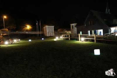 Miniature Location salle Saint-Samson-de-la-Roque (Eure) - Manoir Néo Normand #30 Aire de jeux en bois sur sol sablonneux, entourée de verdure et située près de bâtiments ruraux sous un ciel bleu.