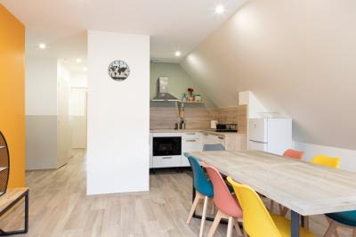 Miniature Location salle Saint-Samson-de-la-Roque (Eure) - Manoir Néo Normand #35 Aire de jeux en bois sur sol sablonneux, entourée de verdure et située près de bâtiments ruraux sous un ciel bleu.