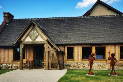 Miniature Location salle Saint-Samson-de-la-Roque (Eure) - Manoir Néo Normand #3 Aire de jeux en bois sur sol sablonneux, entourée de verdure et située près de bâtiments ruraux sous un ciel bleu.