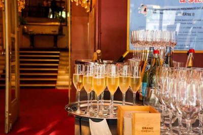 Miniature Espace restauration Entrée d'un théâtre avec comptoir rouge, escalier central, affiches murales et éclairage tamisé.